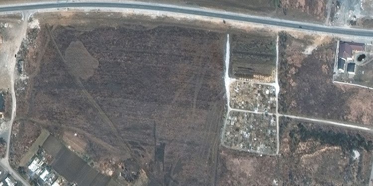Масовни гробници во Мариупол, снимени на 23 март 2022 од Maxar Technologies.