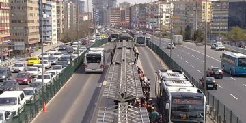 Метробус системот во Истанбул | Извор на фотографија: Mecidiyeköy_Metrobüs Durağı.jpg:, CC BY-SA 3.0, https://commons.wikimedia.org