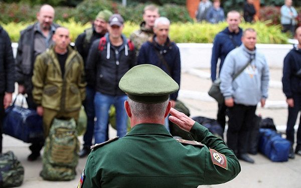 FILE PHOTO: A Russian serviceman addresses reservists at a gathering point in the course of partial mobilization of troops in the town of Volzhsky in the Volgograd region, Russia September 28, 2022. REUTERS/Stringer/File Photo