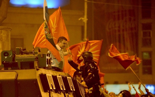 Лидерот на десничарската проруска партија Единствена Македонија, Јанко Бачев, со руско знаме и со знамето со ѕвездата од Кутлеш в раце се качи на полициската оклопна кола, на протестот пред Собранието на 17 јуни 2018 против договорот за името со Грција, кој заврши со судир меѓу демонстрантите и полицијата при обид да се пробие кордонот и во кој имаше и повредени.