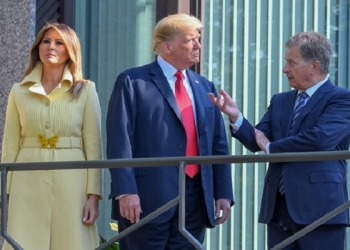 epa06892450 President of Finland Sauli Niinisto (R) talks with US President Donald J. Trump (C) as US First Lady Melania Trump (L) looks on at the president's official residence in Mantyniemi, in Helsinki, Finland, 16 July 2018. US President Donald J. Trump and Russian President Vladimir Putin have agreed to meet for summit talks on 16 July 2018 in Helsinki.  EPA-EFE/KIMMO BRANDT