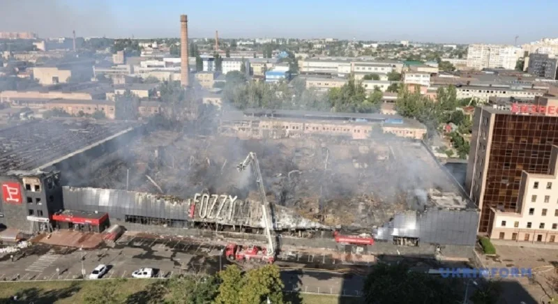 Остатоци од дрон паднаа на висококатница во Одеса и предизвикаа пожар