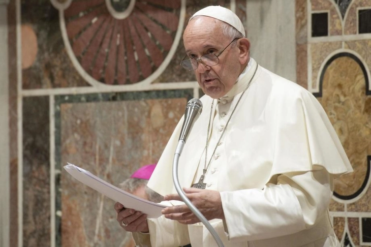 Папата Франциско: Нашите срца вечерва се во Витлеем