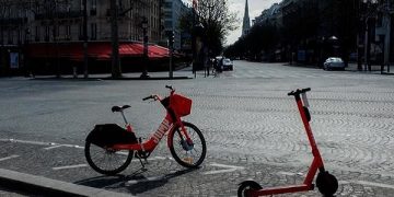 Париз, празни улици, почеток на април, 2020.