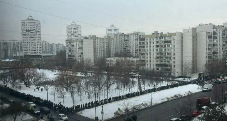 (ВИДЕО) Илјадници граѓани пред погребот на Навални во Москва, тензиите растат
