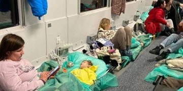 Фото: The children recieve medical care on the train./ cnn.com