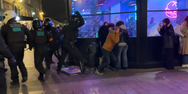 Полициска бруталност, Париз, Франција, март, 2023 година (скриншот од видео на социјалните мрежи)