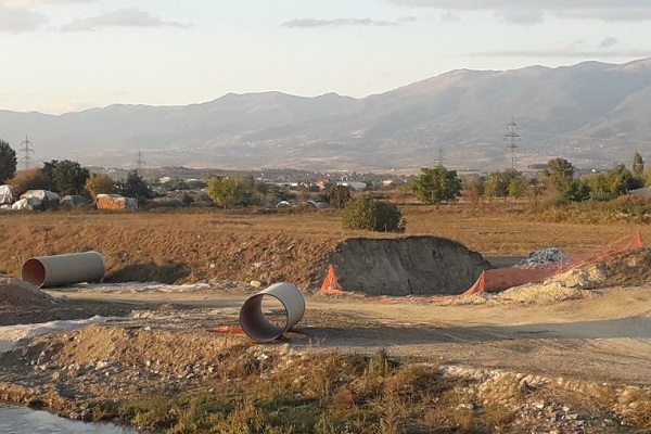 Локацијата покрај реката Вардар каде што треба да се изгради пречистителната станица за отпадни води во Скопје /Фото: Мета.мк
