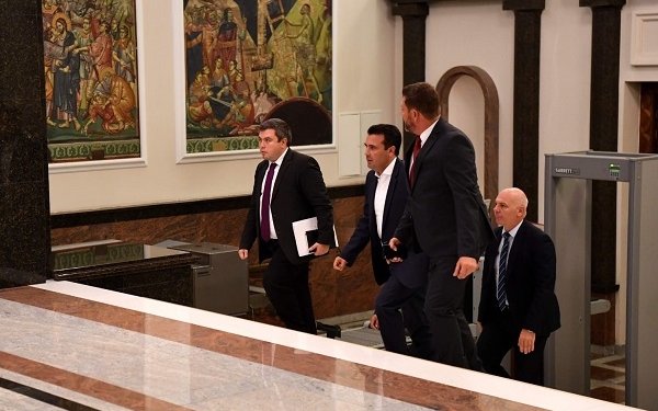 Преговарачкиот тим на Премиерот Зоран Заев, ја напушти зградата на Собранието околу 3 часот по полноќ, по шестчасовни преговори со тимот на Христија Мицкоски од ВМРО-ДПМНЕ.