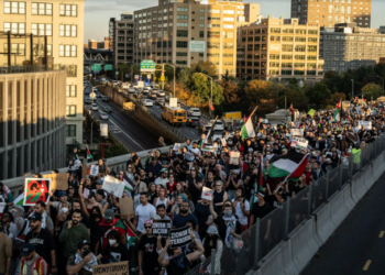 Демонстрантите го преминуваат мостот Бруклин во саботата, додека демонстрираат против израелскиот воен напад врз Газа. Фото: Виктор Ј. Блу за Њујорк Тајмс