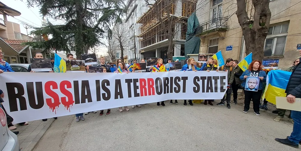 (ВИДЕО) Едноминутен молк, интонирање на украинската химна и силни изјави на протестниот марш против руската воена агресија