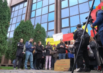 Протест на овинари, медиумски работници и претставници од граѓански организации  пред Граѓанскиот суд во Скопје. Фото: Скриншот од видео на Призма