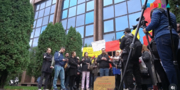 Протест на овинари, медиумски работници и претставници од граѓански организации  пред Граѓанскиот суд во Скопје. Фото: Скриншот од видео на Призма