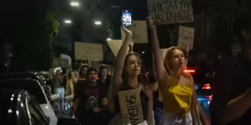 Протести во Кијив откако претседателот Зеленски потпиша закон со кој антикорупциските институции на Украина се ставаат под владина контрола. Фото: Christopher Occhicone / Фејсбук