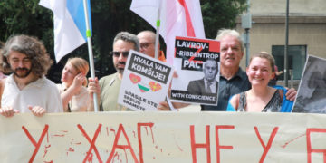 Неформална група граѓани „Руси, Украинци, Белоруси и Срби заедно против војната“ против доаѓањето на Сергеј Лавров во Србија. ФОТО: Anadolu Agency