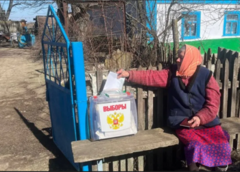 Во окупирана Украина луѓето не мора да одат да гласаат - гласачките кутии ги наоѓаат. Фото кредит: Херсонската изборна комисија контролирана од Русија