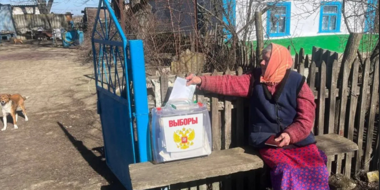Во окупирана Украина луѓето не мора да одат да гласаат - гласачките кутии ги наоѓаат. Фото кредит: Херсонската изборна комисија контролирана од Русија