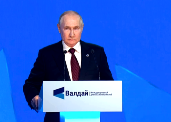 Путин на конференција во Сочи, неколку часа пред ракетниот напад во Харкивската област во која се убиени 50 цивили, вклучувајќи и едно шестгодишно дете, 5 октомври 2023 година