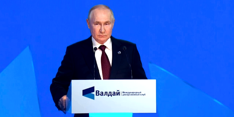 Путин на конференција во Сочи, неколку часа пред ракетниот напад во Харкивската област во која се убиени 50 цивили, вклучувајќи и едно шестгодишно дете, 5 октомври 2023 година