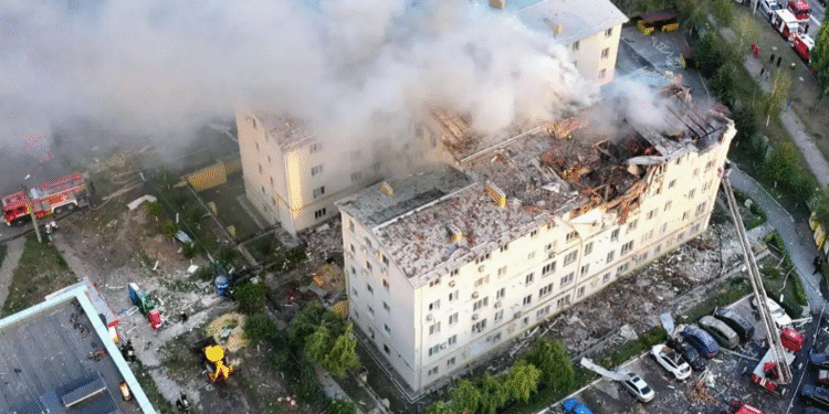 Руските агресори го нападнаа градот Харков со беспилотни летала во раните утрински часови на 18 август, оштетувајќи неколку станбени згради и убивајќи најмалку три лица, Фото: Државна служба за вонредни состојби / Телеграм
