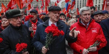 epa09902165 Russian Communist Party (KPRF) leader Gennady Zyuganov (C) walks to visit the Lenin's mausoleum on the Red square in Moscow, Russia, 22 April 2022. Communists celebrate the 152nd anniversary of birthday Vladimir Ilyich Ulyanov, better known by his alias Lenin, was a Russian revolutionary, politician, and political theorist. He served as the first and founding head of government of Soviet Russia from 1917 to 1924 and of the Soviet Union from 1922 to 1924.  EPA-EFE/YURI KOCHETKOV