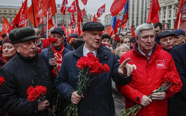 epa09902165 Russian Communist Party (KPRF) leader Gennady Zyuganov (C) walks to visit the Lenin's mausoleum on the Red square in Moscow, Russia, 22 April 2022. Communists celebrate the 152nd anniversary of birthday Vladimir Ilyich Ulyanov, better known by his alias Lenin, was a Russian revolutionary, politician, and political theorist. He served as the first and founding head of government of Soviet Russia from 1917 to 1924 and of the Soviet Union from 1922 to 1924.  EPA-EFE/YURI KOCHETKOV