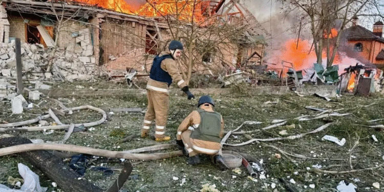 Пожарникарите гаснат пожар што избувна по рускиот напад врз Житомирската област на 9 септември 2025 година. Фото: Државна служба за вонредни состојби / Телеграм