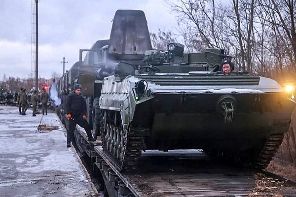 Фото: A Russian train transports military vehicles arriving for drills in Belarus. (Belarus Defense Ministry / AFP)