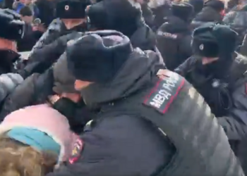 Руската полиција се пресметува со мирни демонстранти кои протестираат против убиството на Навални, февруари, 2024 (скриншот од видео)