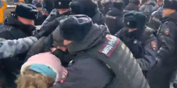 Руската полиција се пресметува со мирни демонстранти кои протестираат против убиството на Навални, февруари, 2024 (скриншот од видео)