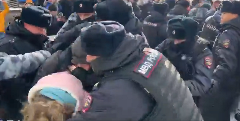 (ВИДЕО) Полицијата тепа и апси демонстранти во Москва