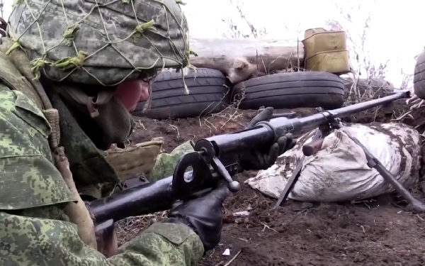 Руски сепаратист на борбена линија (скриншот од видео прилог на Гардијан)