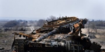 Уништен руски тенк во околината на Харков, Украина