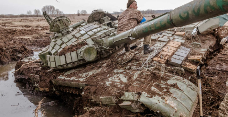 Завричи, Кијив - заглавен руски тенк. Фото: Даниел Берехулак, Њујор Тајмс