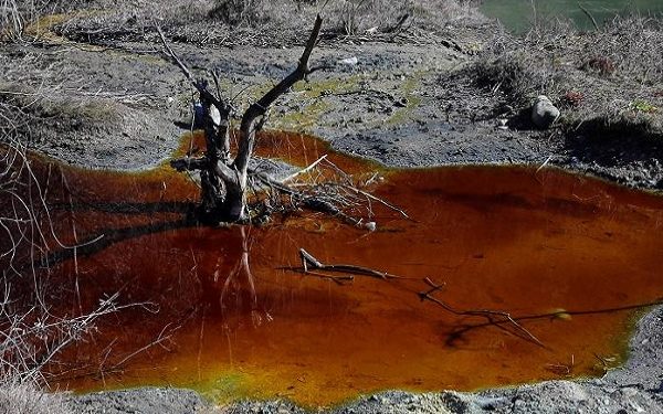 Обоената вода со шестовалентен хром и други материи се влива во реката Вардар кај депонијата во Јегуновце; Фото: Мета.мк