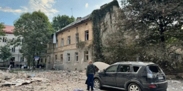 Штета во Лвив како резултат на рускиот ракетен и беспилотен напад врз западна Украина во текот на ноќта на 21 август 2025 година. Фото: Андри Садови/Телеграм