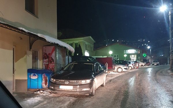 Службеното возило на техничката министерка Мизрахи, снимено во Крушево, во вечерните часови, 9 февруари 2020 година.