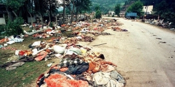 Остатоци од лични предмети и облека од масакрираните во Сребреница