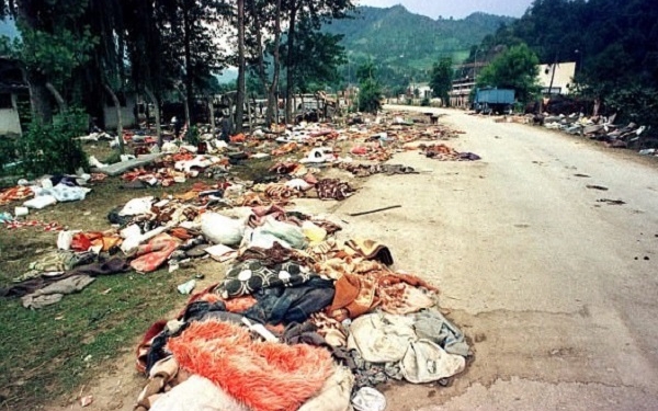 Остатоци од лични предмети и облека од масакрираните во Сребреница