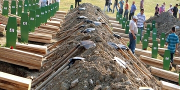 Погребување на пронајдени жртви на геноцидот во Сребреница
