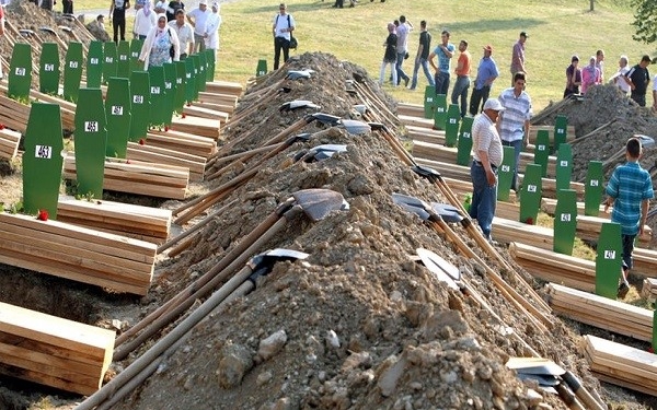 Погребување на пронајдени жртви на геноцидот во Сребреница