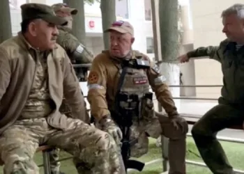 ШТО ПРИКАЖУВА ОВАА СЛИКА Пригожин (во средината) ја објави во саботата фотографијата која треба да покаже дека тој не е сам – разговор со двајца генерали-сениори