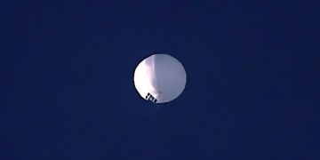 Фото: Сомнителен кинески балон на висока надморска височина лебди над Билингс, Монтана во среда, 1 февруари 2023 година. (Лари Мајер/Билингс весник преку АП)