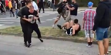 Тепачка меѓу поддржувачите на СНС во протестна колона, жандармеријата интервенираше и ги раздели двете групи што се судрија. Фото: Скриншот од видео на razglas_news/X