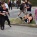 Тепачка меѓу поддржувачите на СНС во протестна колона, жандармеријата интервенираше и ги раздели двете групи што се судрија. Фото: Скриншот од видео на razglas_news/X
