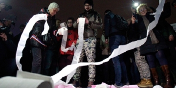 epa06316694 People throw toilet paper during a protest against the new fiscal changes in front of the government headquarters in Bucharest, Romania, 08 November 2017. The government passed a package of fiscal changes, as government ordinance, that includes: reduction of the social contributions by two percent, reducing the income tax (excluding dividends), transferring social contributions from employer to employee.  EPA-EFE/Bogdan Cristel