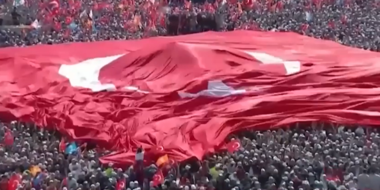 Од предизборниот митинг на Ердоган во Истанбул, ден пред изборите, 13 мај 2023 (фото извор: скриншот од ФБ видео)