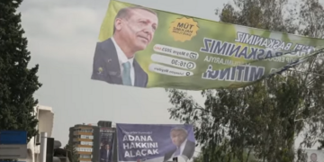 Скриншот од видео со предизборни банери на Ердоган и опозицијата.