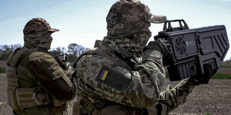 Украински војници користатанти-дрон пушки. ФОТО: Аrmy inform