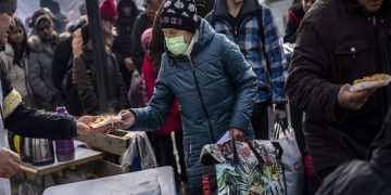 Фото: Раселените луѓе се редат за да добијат храна пред железничката во Лавов, западна Украина, на 3 март 2022 година. Руската инвазија на Украина принуди повеќе од 2 милиони луѓе да ја напуштат својата татковина за помалку од 2 недели / Bernat Armangue/AP